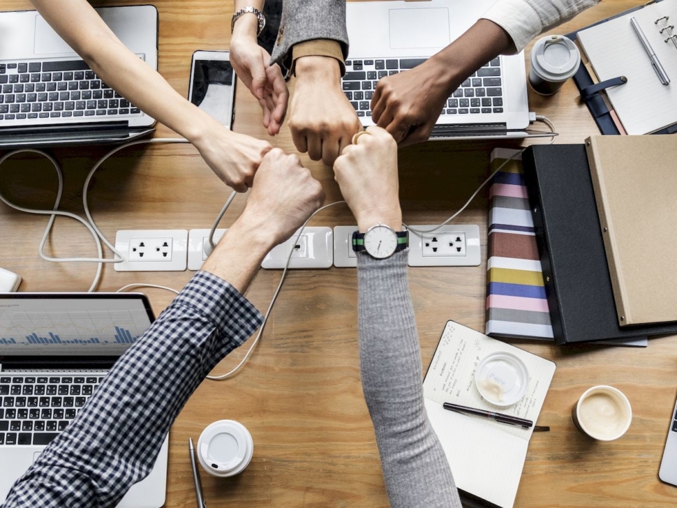 gruppo_home_colleagues-giving-a-fist-bump
